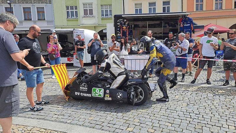 Přehlídku závodních aut a motocyklů pořádal Autoklub Mělník.