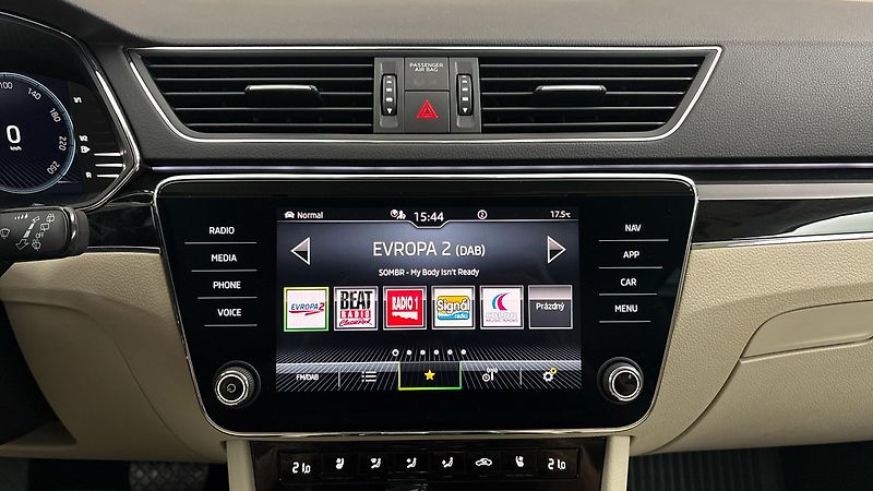 Škoda Superb 2.0 TDI DSG L&K Combi - fotka 11 z 35
