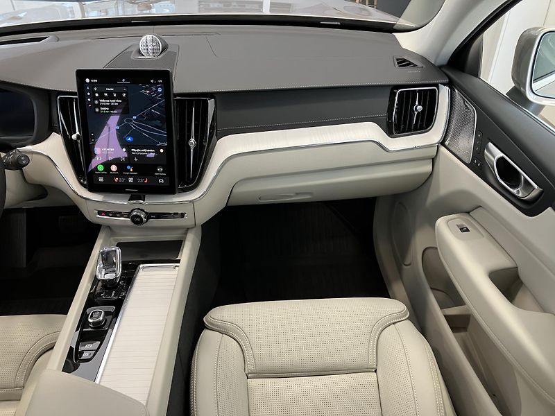 Volvo XC60 B5 AWD Ultra Bright-REZERVACE - fotka 17 z 53