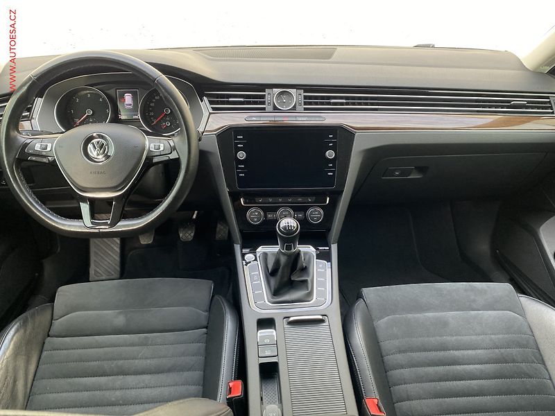 Volkswagen Passat (2019) 2.0 TDi, Highline, navi - fotka 8 z 19