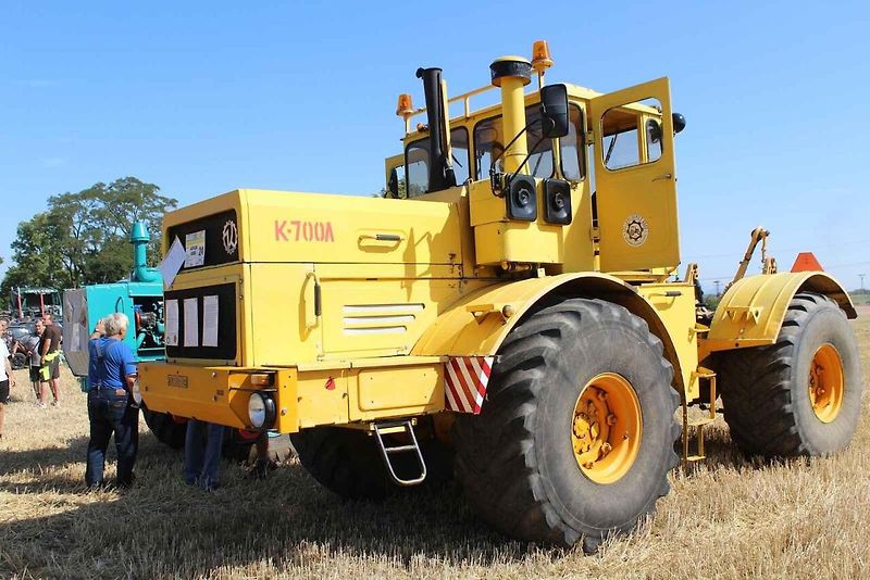 Těžký traktor Kirovec K-700A, který byl k vidění a předváděn na červencovém srazu historických vozidel v Hříškově na Lounsku