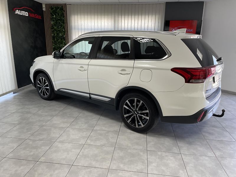 Mitsubishi Outlander 2.0 MIVEC AT 4x4 ČR REZERVACE - fotka 8 z 25