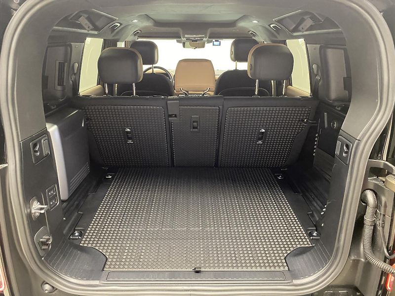Land Rover Defender 110 D300 X-DYNAMIC AWD AUT CZ - fotka 6 z 49