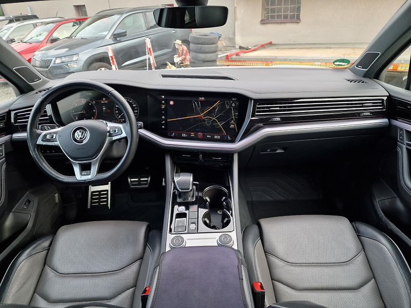 Volkswagen Touareg 3,0TDI 210KW R-LINE - fotka 12 z 20