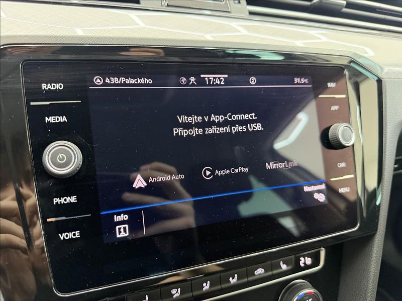 Volkswagen Passat 2,0 TSI, LED, DSG, MirrorLink - fotka 24 z 33