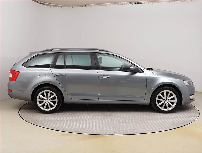 Škoda Octavia (2013) Ambition 1.2 TSI, Serv.kniha - fotka 6 z 17
