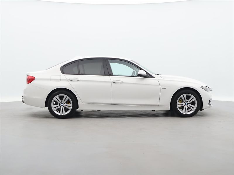 BMW Řada 3 2,0 320i 135kW CZ xDrive Sport - fotka 8 z 38
