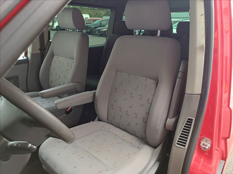 Volkswagen Caravelle 2,5 TDI 96kW,DSG,8míst,po serv - fotka 11 z 26