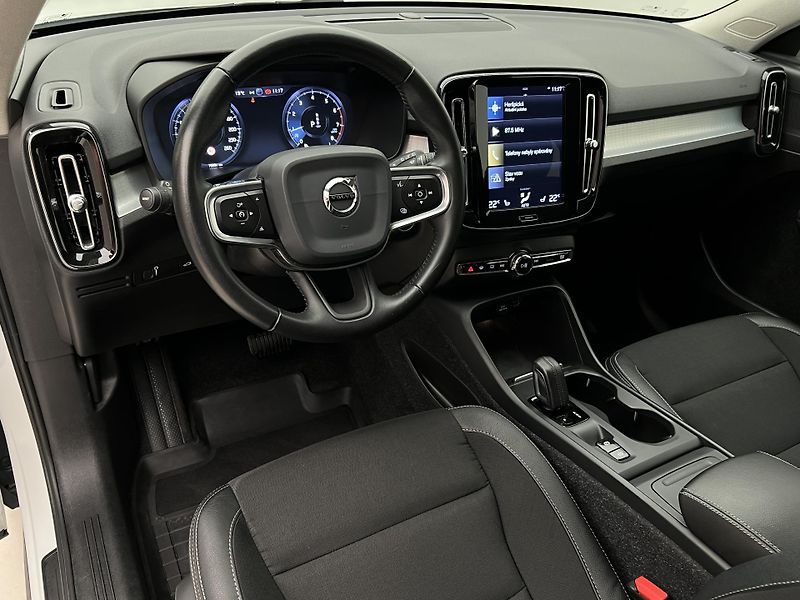 Volvo XC40 T3 MOMENTUM AUT 1. maj. - fotka 4 z 45