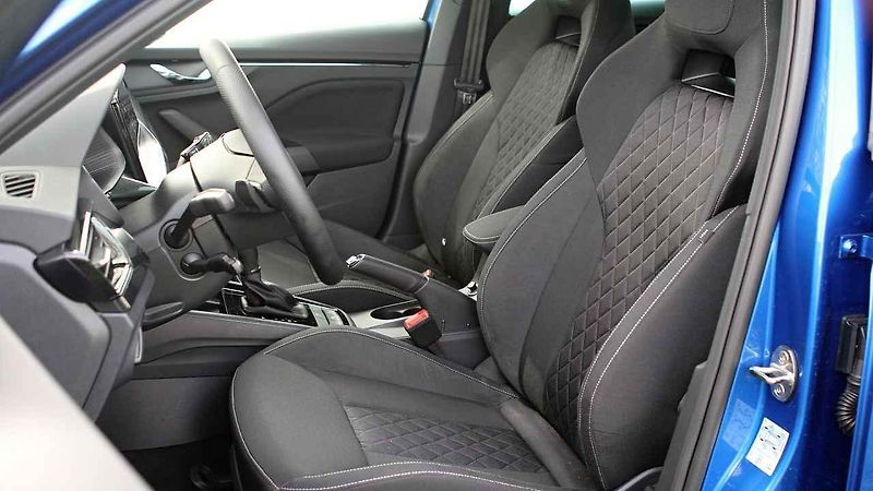 Škoda Scala a Říp v pozadí