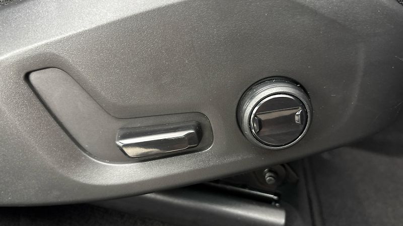 Volvo XC60 2.0 B4 AUT AWD Momentum Pro - fotka 22 z 28