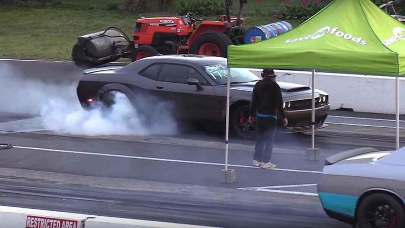 Dodge Challenger SRT Hellcat vs. Demon.
