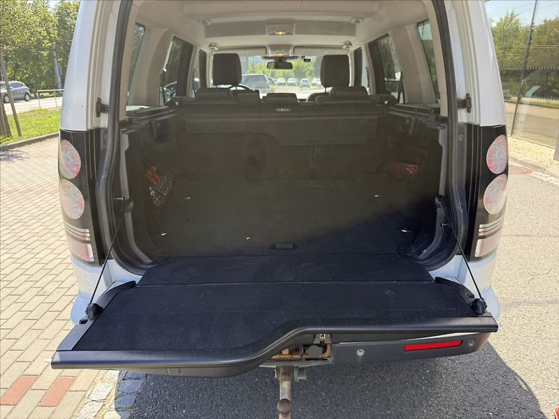 Land Rover Discovery 3,0 4 TDV6 HSE - fotka 23 z 23