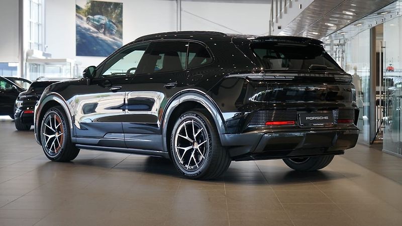 Porsche Cayenne Electric 360 Pano Display spol - fotka 2 z 9