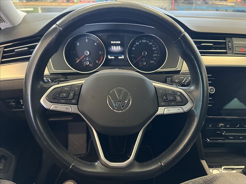 Volkswagen Passat 2,0 TDi DSG ELEGANCE MATRIX - fotka 23 z 32