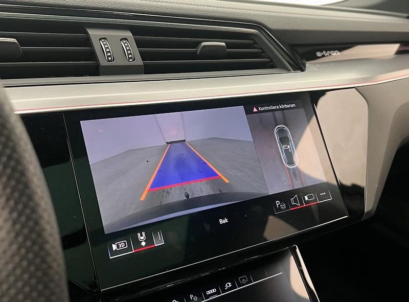 Audi Q8 e-tron 55 Q 360kam Vzduch Tažné Pano  - fotka 24 z 37