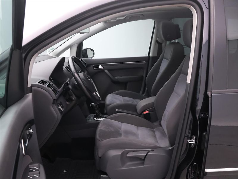 Volkswagen Touran 2,0 TDI 130kW Highline Xenon - fotka 10 z 26