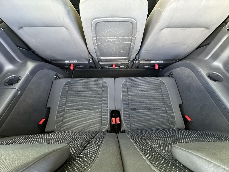 Volkswagen Touran (2015) *DSG* 1.6TDI/77kW *7.Míst *TZ  - fotka 33 z 41