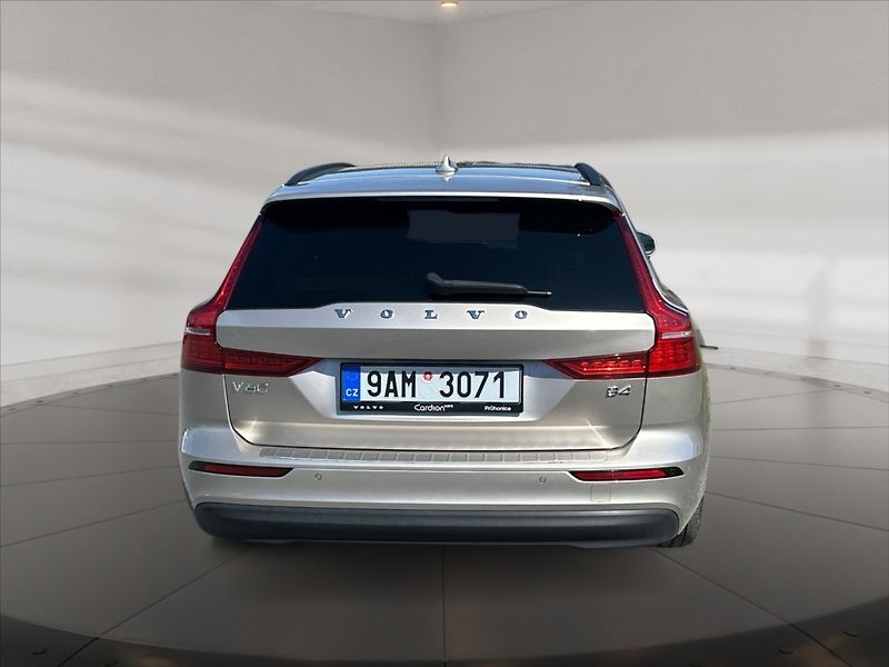 Volvo V60 2,0 B4 benzin Core AT - fotka 5 z 11