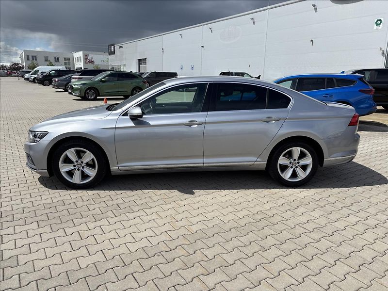 Volkswagen Passat 2,0 TDI R-Line 140kW - fotka 2 z 47