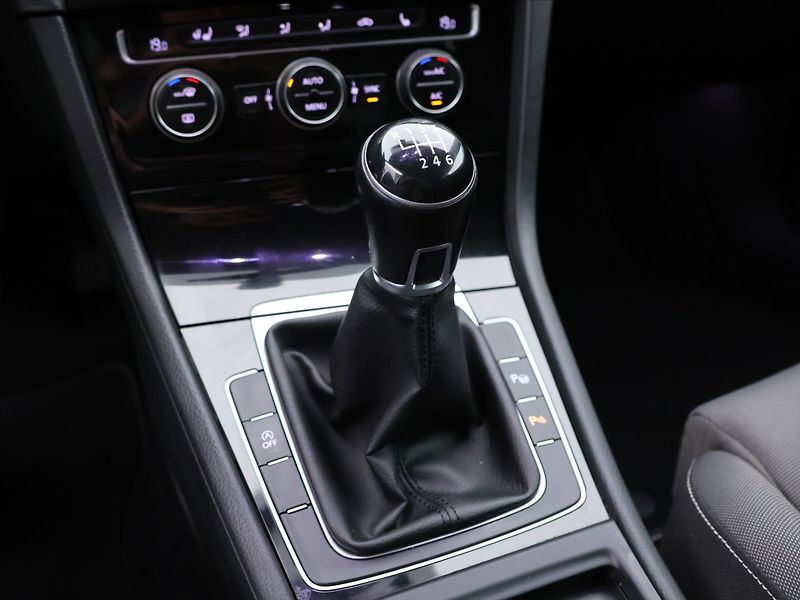 Volkswagen Golf 1,4 TSI 110kW Highline Navi - fotka 26 z 34