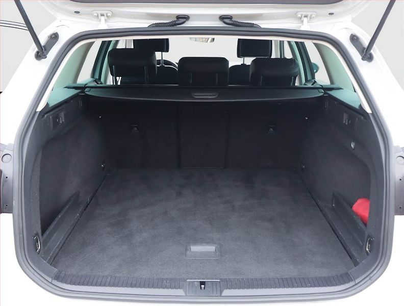 Volkswagen Passat (2017) Highline 2.0 TDI, Serv.kniha - fotka 14 z 20