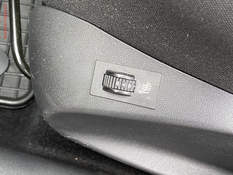 Peugeot 2008 (2018) 1.2 PT, ČR, Allure, park. - fotka 12 z 17