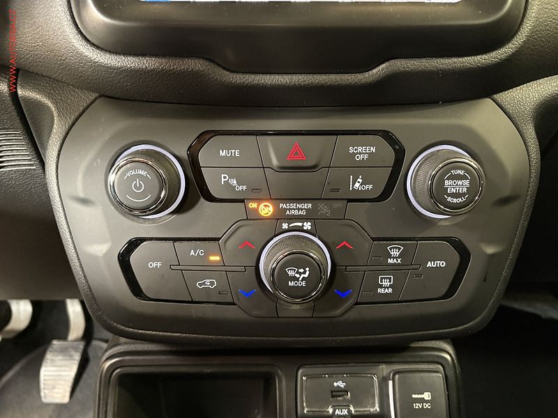 Jeep Renegade (2018) 1.0 T-GDi, Limited, navi - fotka 15 z 18
