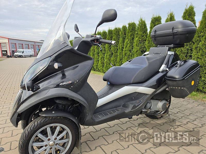 Piaggio MP3 250 LT (2009) - fotka 6 z 20