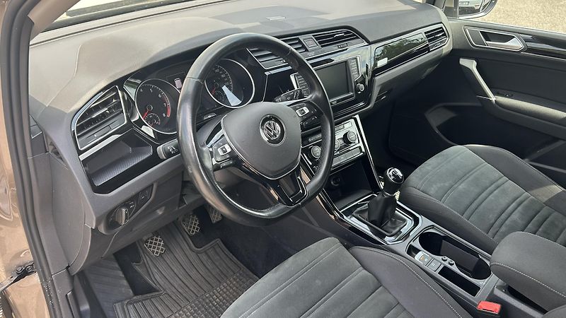 Volkswagen Touran (2018) 1,4TSI 110KW 7MÍST TOP!!!!! - fotka 6 z 19