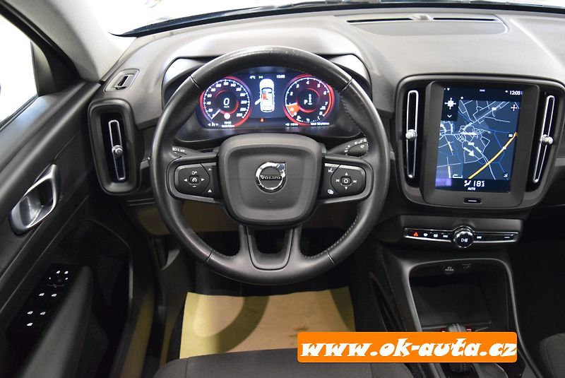 Volvo XC40 T2 MOMENTUM AUTOMAT-DPH - fotka 25 z 50