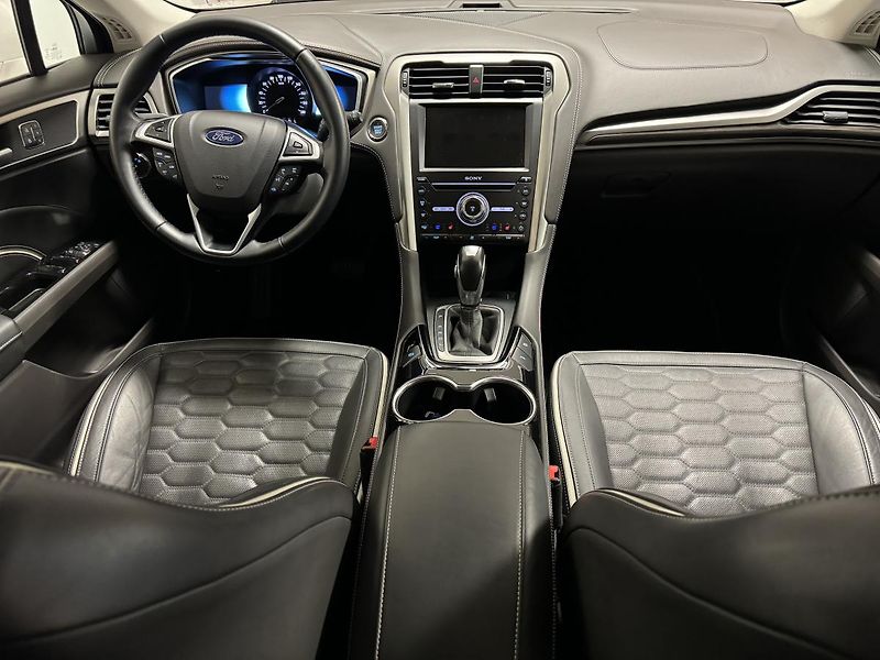 Ford Mondeo (2020) 2.0 187ps Hybrid ecvT VIGNALE - fotka 18 z 19
