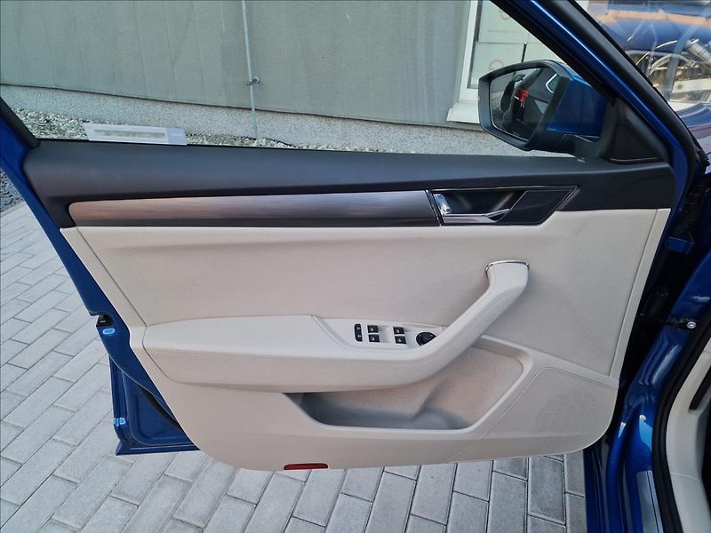 Škoda Superb 2.0TDI DSG Style,ČR,1.Majitel - fotka 38 z 50