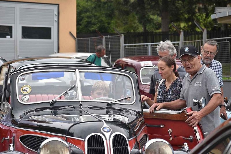 Hippies v broučku, Velorex i Praga ozdobily sraz veteránů v Rožnově pod Radhoštěm.
