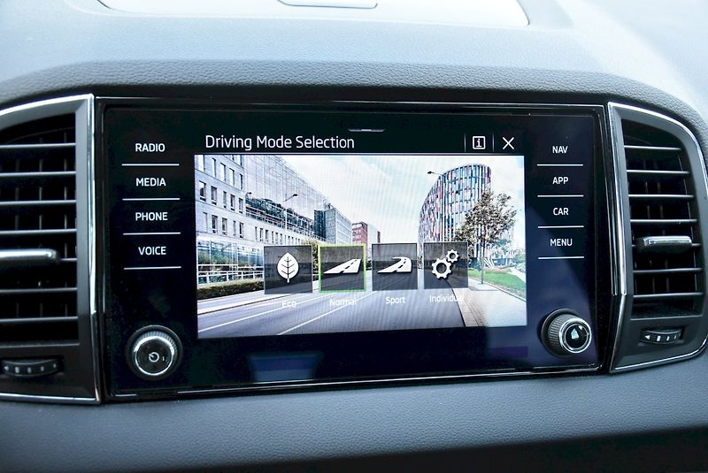 Škoda Karoq (2021) Style PLUS 2.0 TDI 85kW DSG - fotka 18 z 35