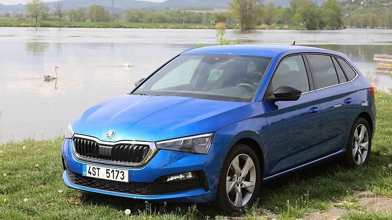 Škoda Scala a Říp v pozadí