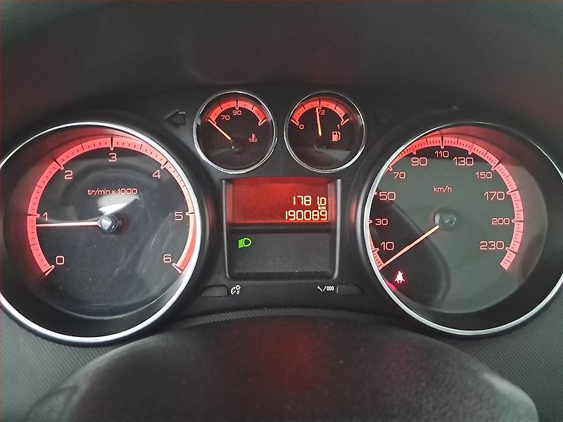 Peugeot 308 (2010) 1.6 HDi, 7 míst, nová STK - fotka 11 z 16