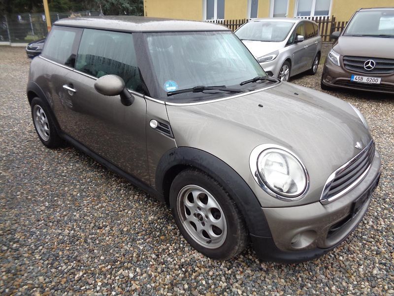 Mini Cooper 1,6 - fotka 1 z 14