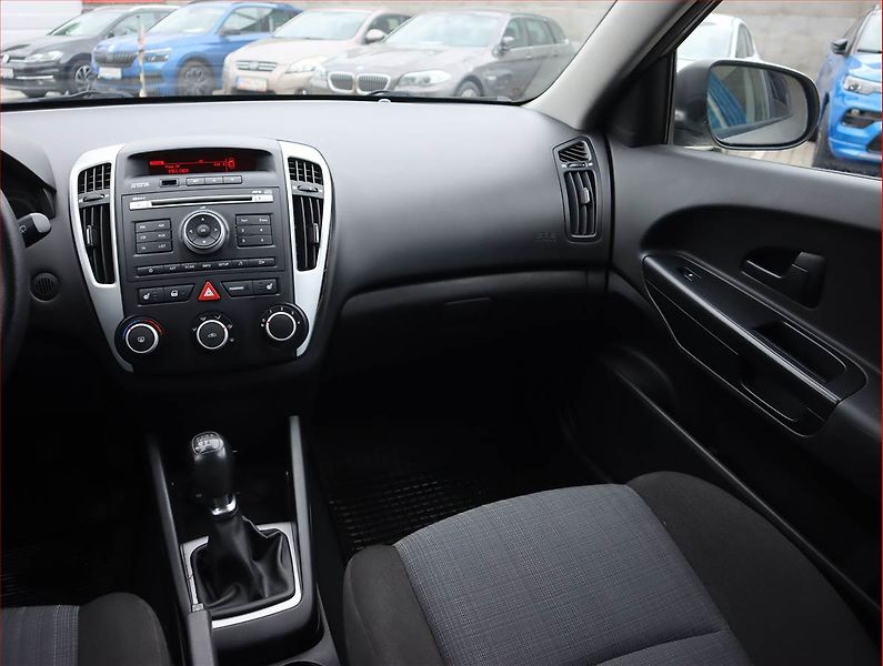 Kia Ceed (2011) 1.4 CVVT, Serv.kniha - fotka 8 z 14