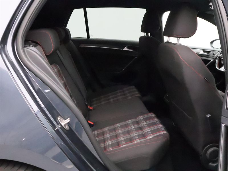 Volkswagen Golf 2,0 TSI GTI 169kW DSG Matrix - fotka 12 z 28