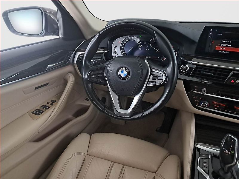 BMW Řada 5 (2018) Luxury Line 530i xDrive - fotka 7 z 19