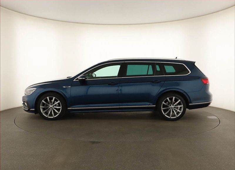 Volkswagen Passat (2021) R-Line 2.0 TDI - fotka 3 z 21