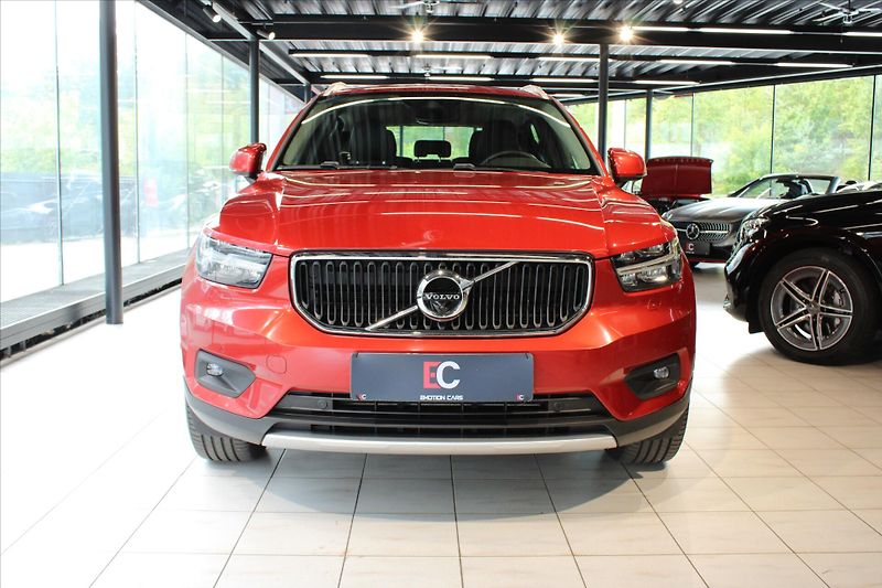 Volvo XC40 D4 AWD Momentum PilotAs/360°/P - fotka 2 z 32