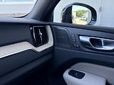 Volvo XC60 B5 AWD PLUS DARK // REZERVACE  - náhled 22