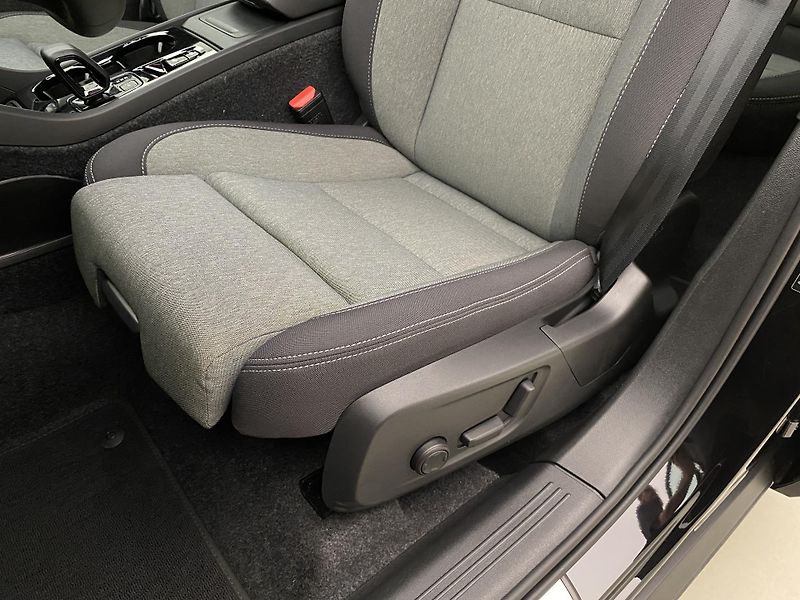 Volvo XC40 (2026) B3 AUT DARK PLUS - fotka 29 z 60