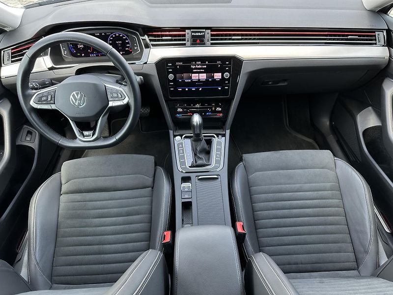 Volkswagen Passat Variant 2.0 TDI DSG R-Line 4Motion - fotka 7 z 34