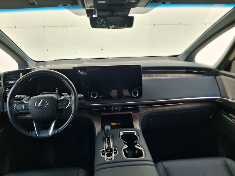 Lexus LM 350h  2.5 HSD e-CVT AWD Luxury - fotka 5 z 30