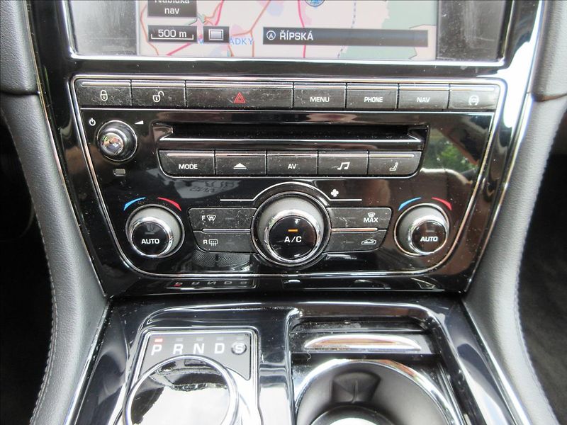 Jaguar XJ 3,0 V6, 4x4, Panorama, Nové ČR - fotka 22 z 37