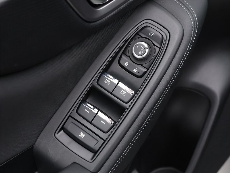 Subaru Forester 2,0 e-Boxer 110kW Comfort CZ - fotka 16 z 38
