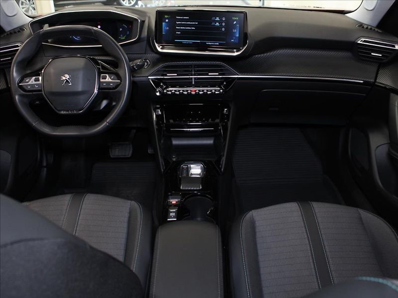 Peugeot 2008 0,1 100kW e-Allure 1.maj.ČR - fotka 8 z 22